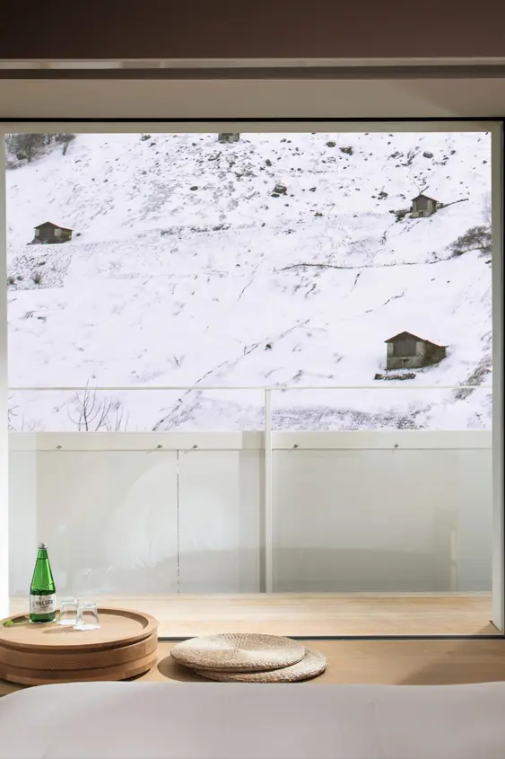 NEW WEB Globalimagecreation Ando Winter Window